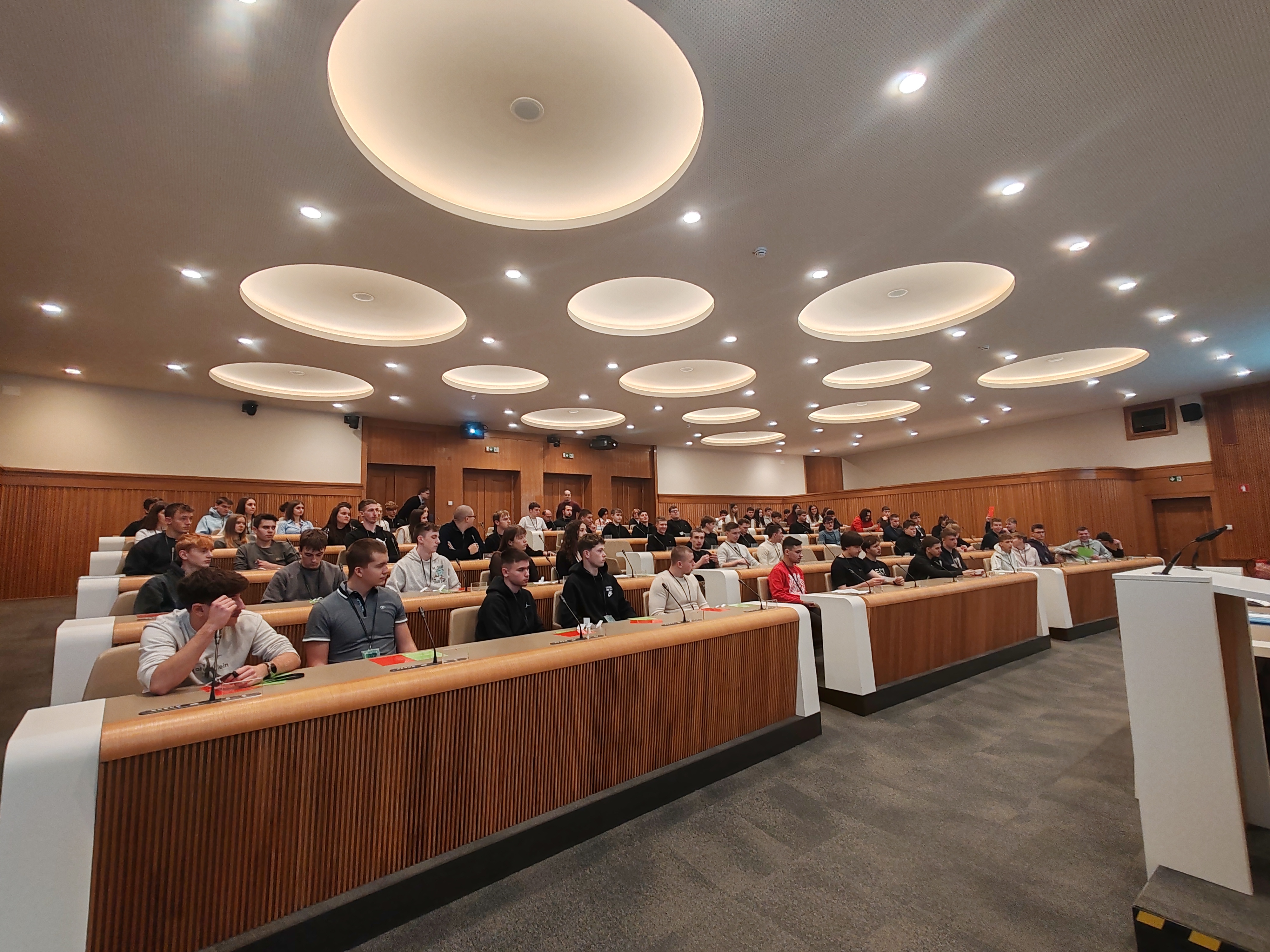 IZ UČILNICE V DRŽAVNI ZBOR – SIMULACIJA ZAKONODAJNEGA POSTOPKA IN INTERPELACIJA MINISTRA LUKE MESCA