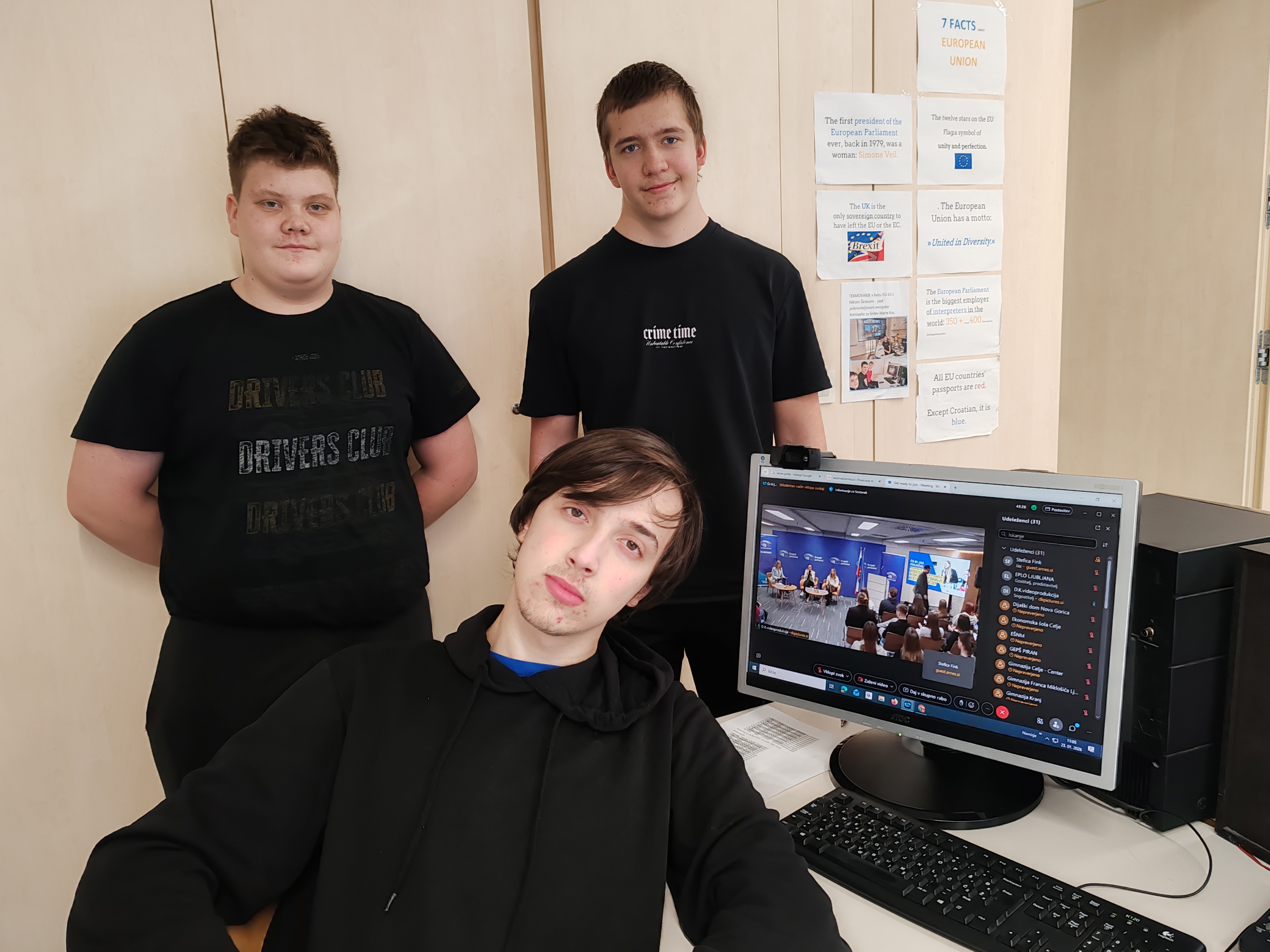 Ali bi morali prepovedati mobilne telefone in družbena omrežja mlajšim od 16 let?